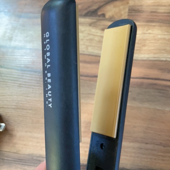 Chi Ceramic Hair straightener - Picture 3 of 4